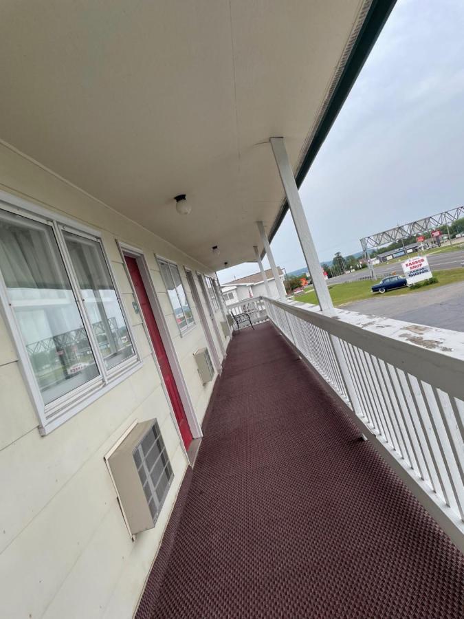 Voyager Inn Saint Ignace Exterior photo
