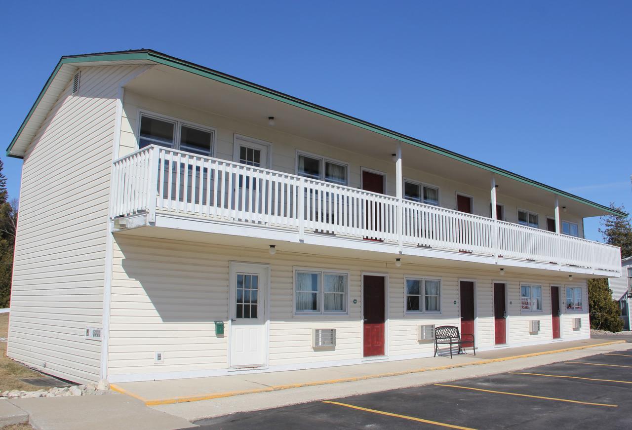 Voyager Inn Saint Ignace Exterior photo