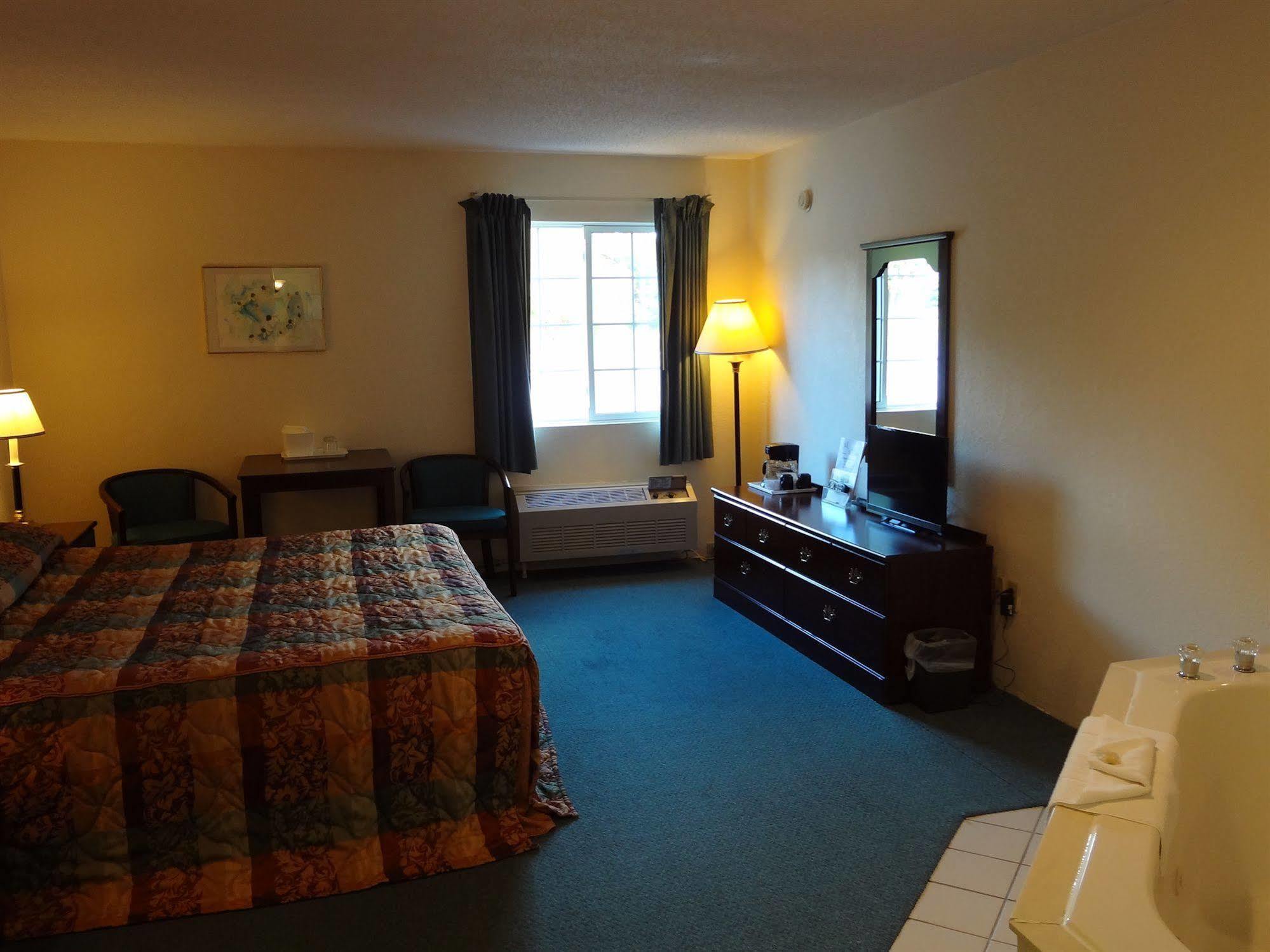 Voyager Inn Saint Ignace Exterior photo