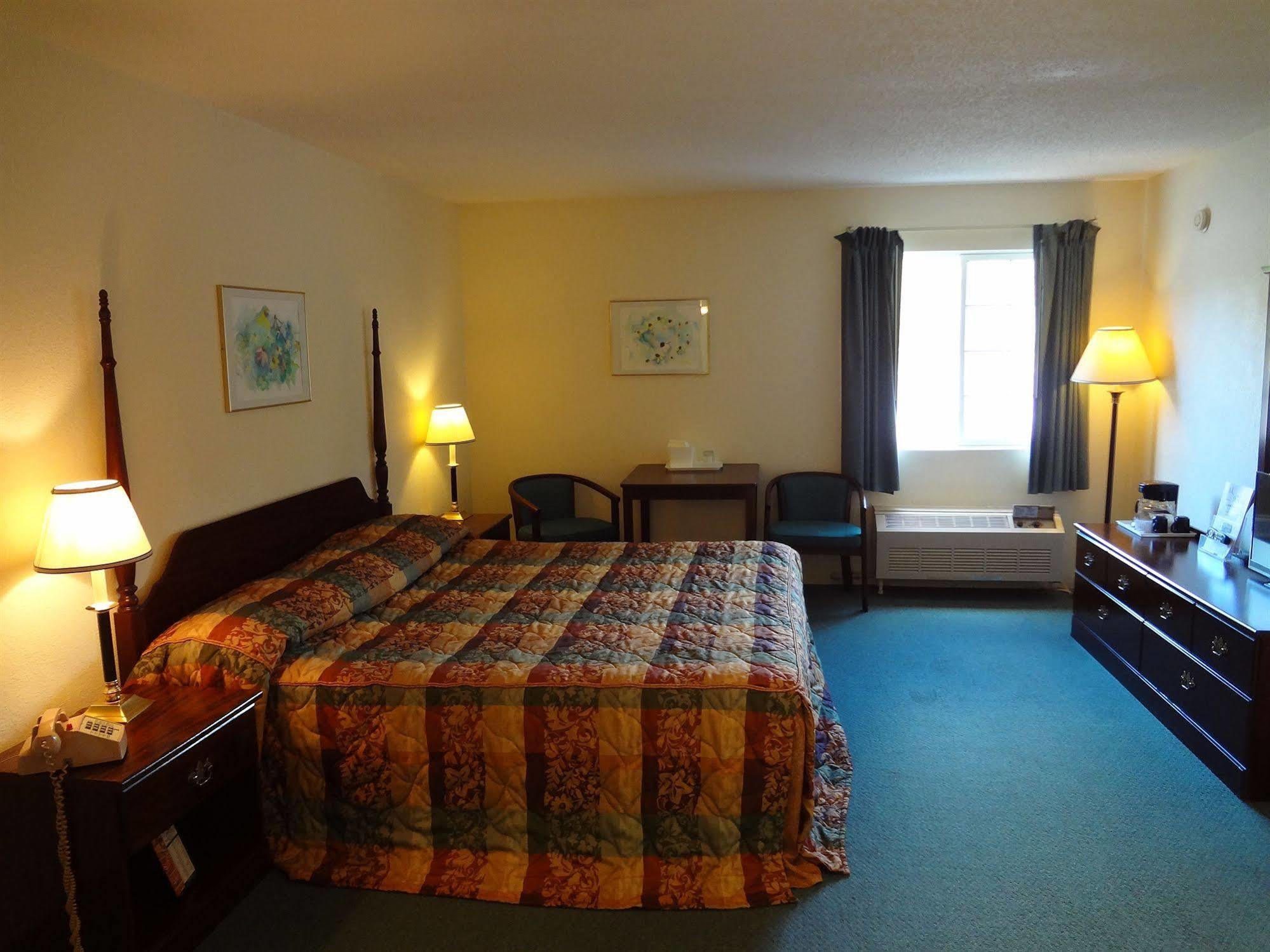 Voyager Inn Saint Ignace Exterior photo
